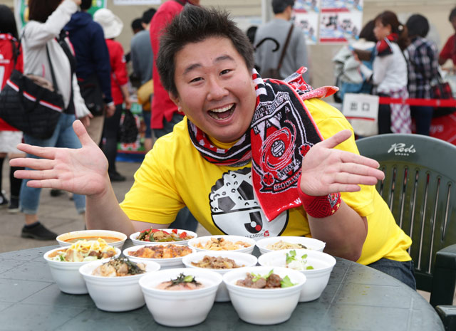 【明治安田Ｊ１ １ｓｔ 第12節 浦和vsFC東京】「エンジョイ！丼ぶりフェス」に来場したフォーリンデブ橋本さん（3/15）