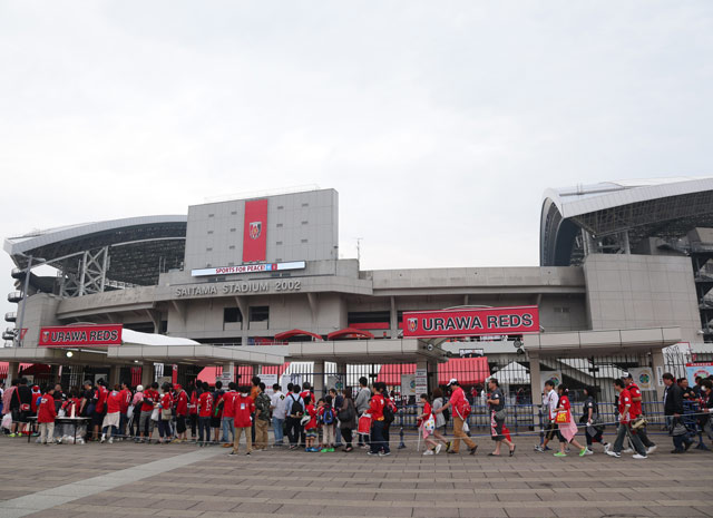 【明治安田Ｊ１ １ｓｔ 第12節 浦和vsFC東京】開場を待ちわびる浦和のファン・サポーター（5/15）