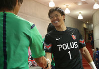 【明治安田Ｊ１ １ｓｔ 第12節 浦和vsFC東京】審判団と握手を交わす西川（浦和）（7/15）