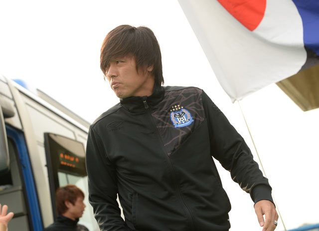【明治安田Ｊ１ １ｓｔ 第12節 Ｇ大阪vs川崎Ｆ】選手バスから降りる遠藤（Ｇ大阪）（2/16）