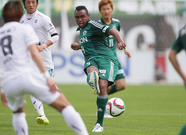 【明治安田Ｊ１ １ｓｔ 第12節 松本vs神戸】追加点をアシストしたオビナ（松本）（5/5）