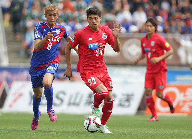 【明治安田Ｊ１ １ｓｔ 第12節 甲府vs山形】鋭いシュートを放ったロメロ フランク（山形）（2/5）