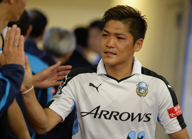 【明治安田Ｊ１ １ｓｔ 第12節 Ｇ大阪vs川崎Ｆ】ハイタッチを交わす大久保（川崎Ｆ）（8/16）