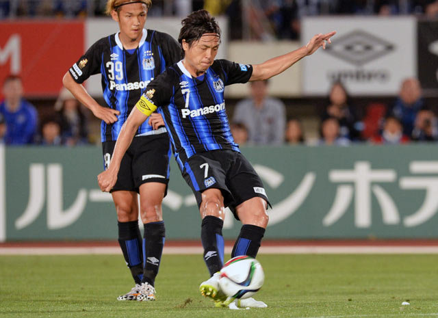 【明治安田Ｊ１ １ｓｔ 第12節 Ｇ大阪vs川崎Ｆ】遠藤（Ｇ大阪）がFKから直接放った一撃はバーに阻まれた（12/16）