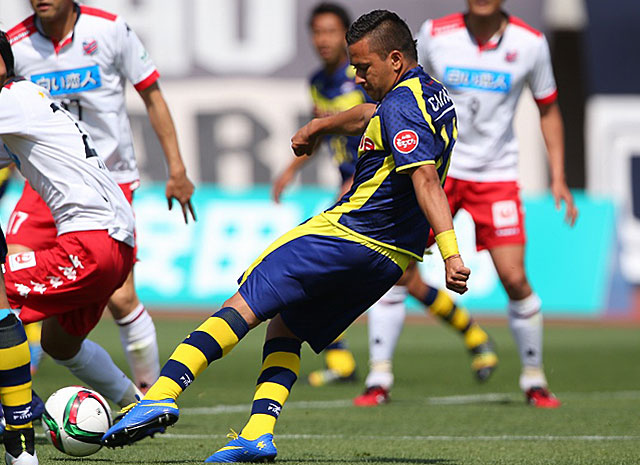【明治安田Ｊ２ 第14節 群馬vs札幌】今季初先発で果敢にシュートを放つオリベイラ（群馬）（3/3）