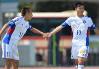 【明治安田Ｊ３ 第12節 福島vsJ-22】先制点を含む2ゴールをあげた鈴木（J-22 写真右）（1/2）