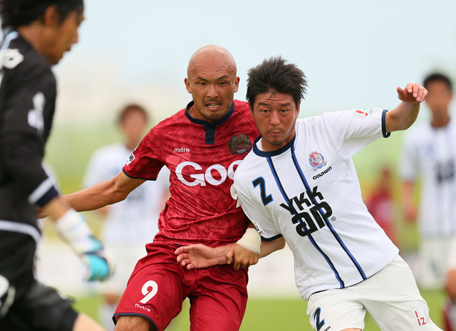 【明治安田Ｊ３ 第12節 琉球vs富山】激しく競り合う日高（右/富山）と中山（左/琉球）（2/2）