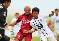 【明治安田Ｊ３ 第12節 琉球vs富山】激しく競り合う日高（右/富山）と中山（左/琉球）（2/2）