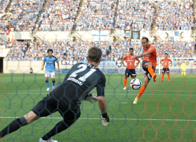 【明治安田Ｊ２ 第14節 大宮vs磐田】試合終盤、勝越しを狙ったムルジャ（大宮）のPKをGKカミンスキー（磐田）が阻止（3/3）