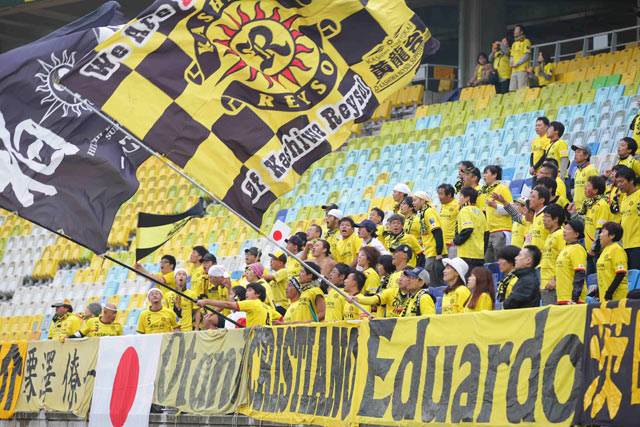【ＡＣＬ２０１５ ラウンド16 第1戦 水原vs柏】大声援で選手を鼓舞する柏のファン・サポーター（6/15）