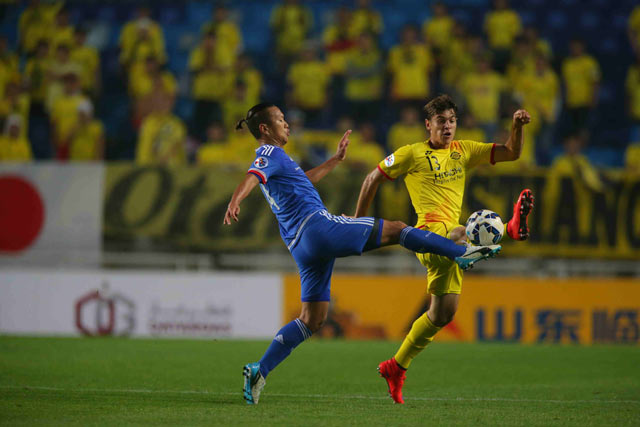 【ＡＣＬ２０１５ ラウンド16 第1戦 水原vs柏】元川崎Ｆのチョン・テセと競り合うエドゥアルド（8/15）
