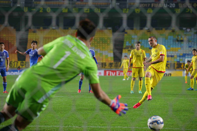 【ＡＣＬ２０１５ ラウンド16 第1戦 水原vs柏】前半30分、レアンドロがPKで逆転ゴールを奪う（9/15）