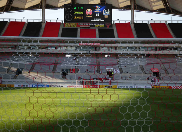 【ＡＣＬ２０１５ ラウンド16 第1戦 FCソウルvsＧ大阪】スタジアムの電光掲示板には両チームのエンブレム（5/16）