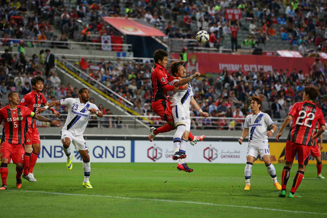 【ＡＣＬ２０１５ ラウンド16 第1戦 FCソウルvsＧ大阪】相手選手と激しい空中戦を繰り広げる岩下（9/16）