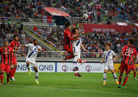【ＡＣＬ２０１５ ラウンド16 第1戦 FCソウルvsＧ大阪】相手選手と激しい空中戦を繰り広げる岩下（9/16）