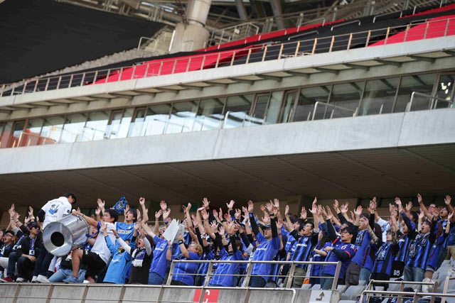 【ＡＣＬ２０１５ ラウンド16 第1戦 FCソウルvsＧ大阪】選手を鼓舞するＧ大阪のファン・サポーター（10/16）