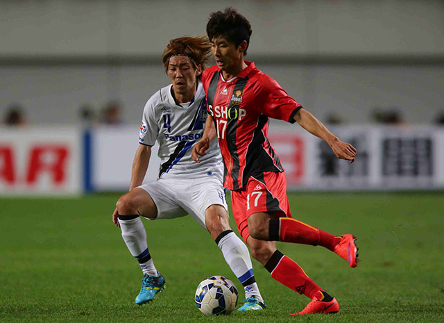 【ＡＣＬ２０１５ ラウンド16 第1戦 FCソウルvsＧ大阪】相手選手と競り合う藤春（7/16）