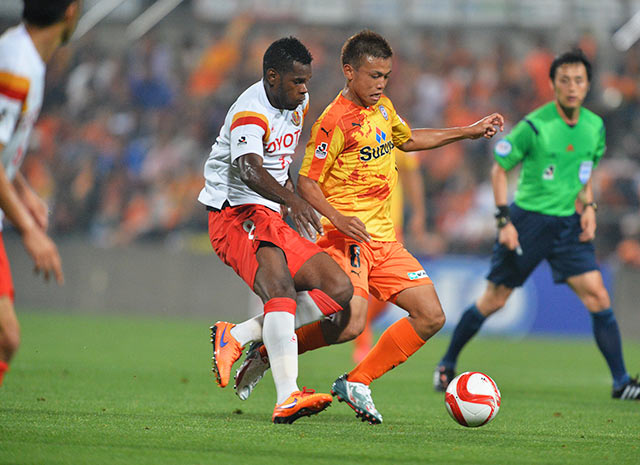 【ＹＮＣ 予選リーグ 第5節 清水vs名古屋】石毛（清水）にプレッシャーをかけるダニルソン（名古屋）（3/5）