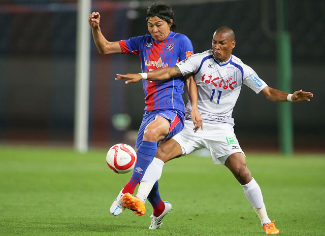 【ＹＮＣ 予選リーグ 第5節 FC東京vs甲府】素早い出足でボールをカットする丸山（FC東京）（2/5）