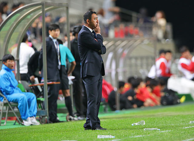 【ＡＣＬ２０１５ ラウンド16 第1戦 FCソウルvsＧ大阪】戦況を見守る長谷川監督（Ｇ大阪）（15/16）