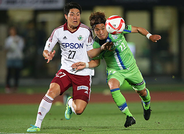 【ＹＮＣ 予選リーグ 第5節 湘南vs松本】激しい競り合いを見せる柴田（松本）と岡田（湘南）（2/5）