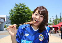 【2015年5月23日 山形vs神戸】スタジアムグルメを堪能する佐藤美希さん（5/7）