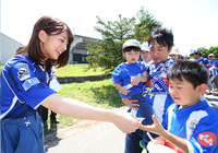 【2015年5月23日 山形vs神戸】家族連れのサポーター・ファンと交流する佐藤美希さん（4/7）