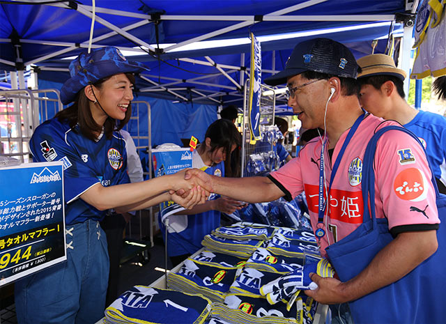 【2015年5月23日 山形vs神戸】グッズ売り場でファン・サポーターと交流する佐藤美希さん（3/7）