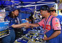 【2015年5月23日 山形vs神戸】グッズ売り場でファン・サポーターと交流する佐藤美希さん（3/7）