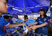 【2015年5月23日 山形vs神戸】サポーター・ファンと交流する佐藤美希さん（2/7）