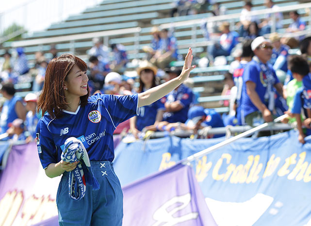 【2015年5月23日 山形vs神戸】スタンドのファン・サポーターに手を振る佐藤美希さん（6/7）