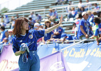 【2015年5月23日 山形vs神戸】スタンドのファン・サポーターに手を振る佐藤美希さん（6/7）