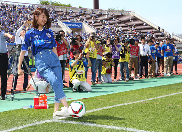 【2015年5月23日 山形vs神戸】キックインセレモニーを行う佐藤美希さん（7/7）