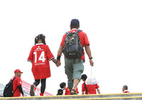 【明治安田Ｊ１ １ｓｔ 第13節 浦和vs鹿島】開場を待ちわびる浦和ファン・サポーター（1/15）