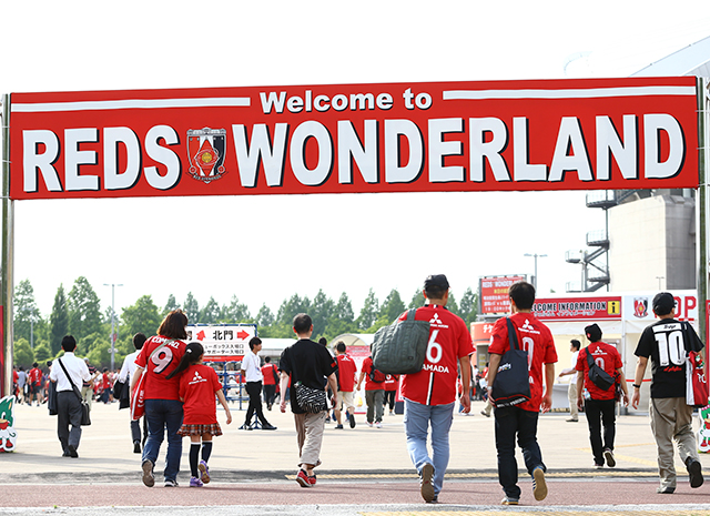 【明治安田Ｊ１ １ｓｔ 第13節 浦和vs鹿島】続々と集まる浦和ファン・サポーター（2/15）