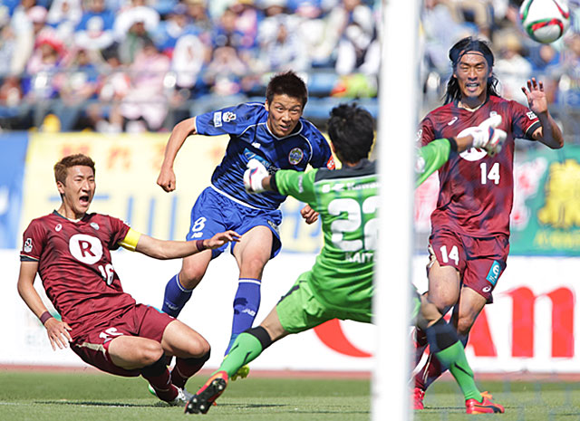 【明治安田Ｊ１ １ｓｔ 第13節 山形vs神戸】クロスバー直撃の惜しいシュートを放った林（山形）（3/5）