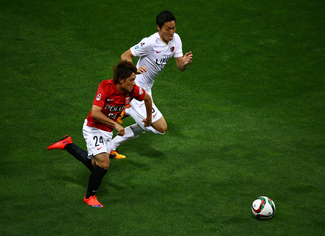 【明治安田Ｊ１ １ｓｔ 第13節 浦和vs鹿島】激しいマッチアップを見せる昌子（鹿島）と関根（浦和）（10/15）