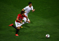 【明治安田Ｊ１ １ｓｔ 第13節 浦和vs鹿島】激しいマッチアップを見せる昌子（鹿島）と関根（浦和）（10/15）