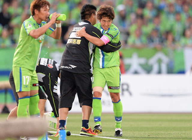 【明治安田Ｊ１ １ｓｔ 第13節 湘南vs清水】直接FKを鮮やかに蹴り込み、リードを広げた永木（湘南）（3/5）