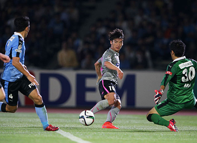 【明治安田Ｊ１ １ｓｔ 第13節 川崎Ｆvs鳥栖】同点のオウンゴールを誘発した金 民友（鳥栖）（4/5）