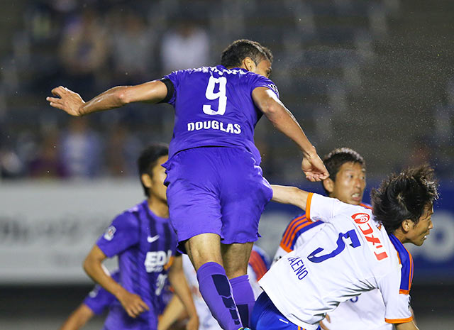  【明治安田Ｊ１ １ｓｔ 第13節 広島vs新潟】豪快なヘディングで追加点を決めたドウグラス（広島）（2/5）