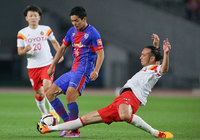 【明治安田Ｊ１ １ｓｔ 第13節 FC東京vs名古屋】武藤（FC東京）にタックルを仕掛ける闘莉王（名古屋）（1/5）