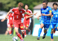 【明治安田Ｊ３ 第13節 秋田vsJ-22】キャプテンマークを巻きマッチアップをする幸野（J-22）と島川（秋田）（2/2）