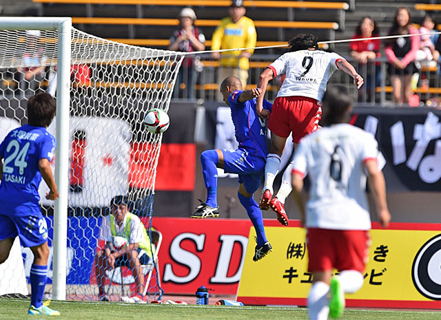 【明治安田Ｊ２ 第15節 徳島vs札幌】豪快なヘディングで3試合連続ゴールを叩き込んだ都倉（札幌）（2/3）