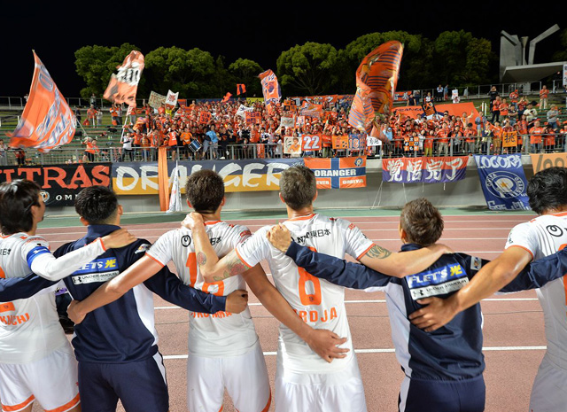 【明治安田Ｊ２ 第15節 岐阜vs大宮】ファン・サポーターと首位浮上を喜ぶ大宮の選手たち（3/3）