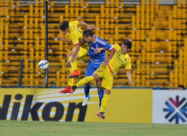 【ＡＣＬ２０１５ ラウンド16 第2戦 柏vs水原】チョン テセ（水原）と競り合うエドゥアルドと輪湖（柏）（6/10）