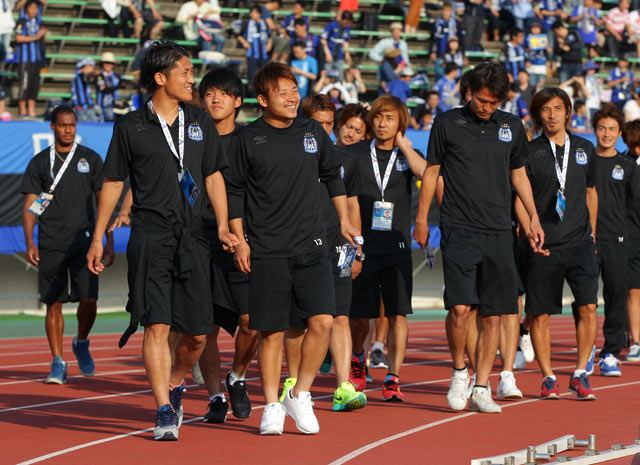 【ＡＣＬ２０１５ ラウンド16 第2戦 Ｇ大阪vsFCソウル】試合会場に到着したＧ大阪の選手たちには笑顔が見える（3/10）