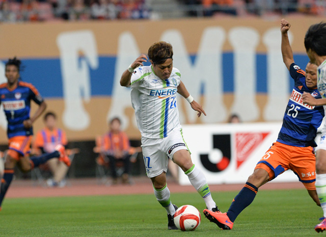 【ＹＮＣ 予選リーグ 第6節 新潟vs湘南】ドリブルで突破を試みる岡田（湘南）（2/5）