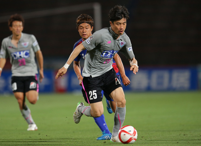 【ＹＮＣ 予選リーグ 第6節 甲府vs鳥栖】ドリブルでゴール前に迫る早坂（鳥栖）（3/5）