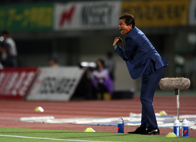 【ＹＮＣ 予選リーグ 第6節 甲府vs鳥栖】大声でチームに指示を出す佐久間監督（甲府）（2/5）